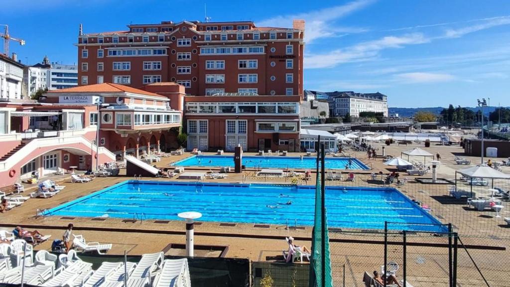 Hotel NH Finisterre e instalaciones de La Solana en A Coruña.
