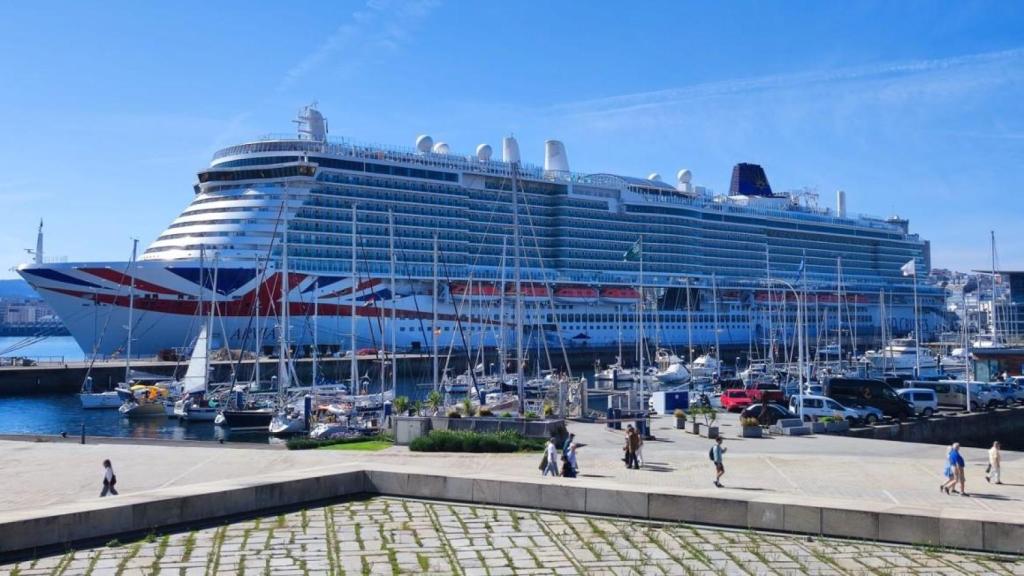 Un gran crucero atracado este martes en A Coruña.