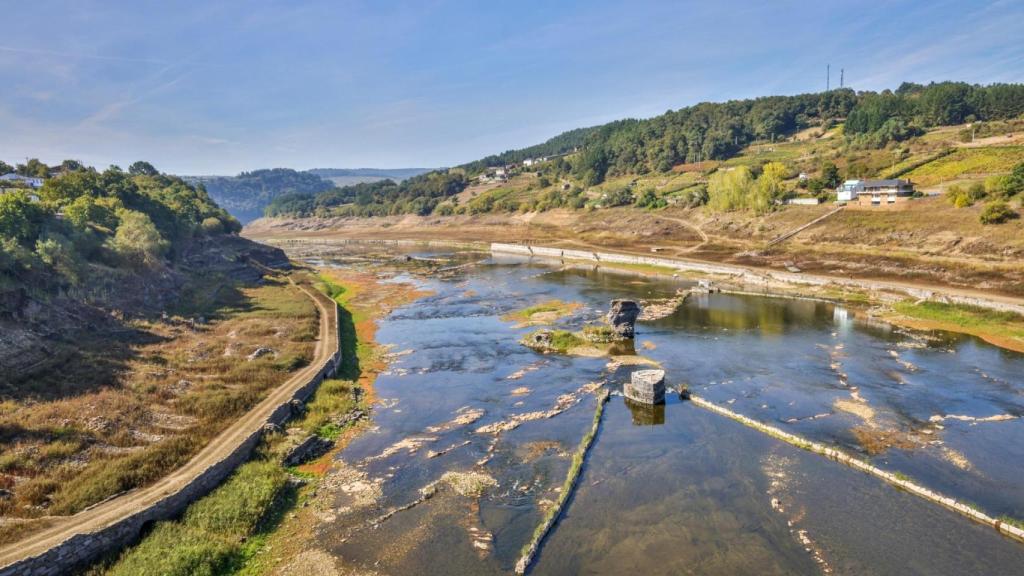 Restos del antiguo pueblo inundado al descender el cauce del río