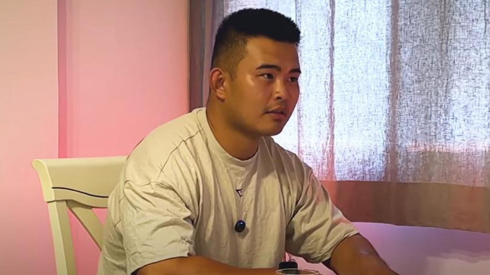 El trabajador sabe la diferencia entre España y su país.