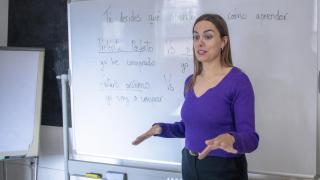 Una profesora impartiendo clases.