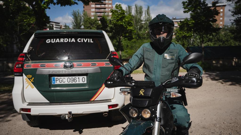 Uno de los agentes posa para ENCLAVE ODS.