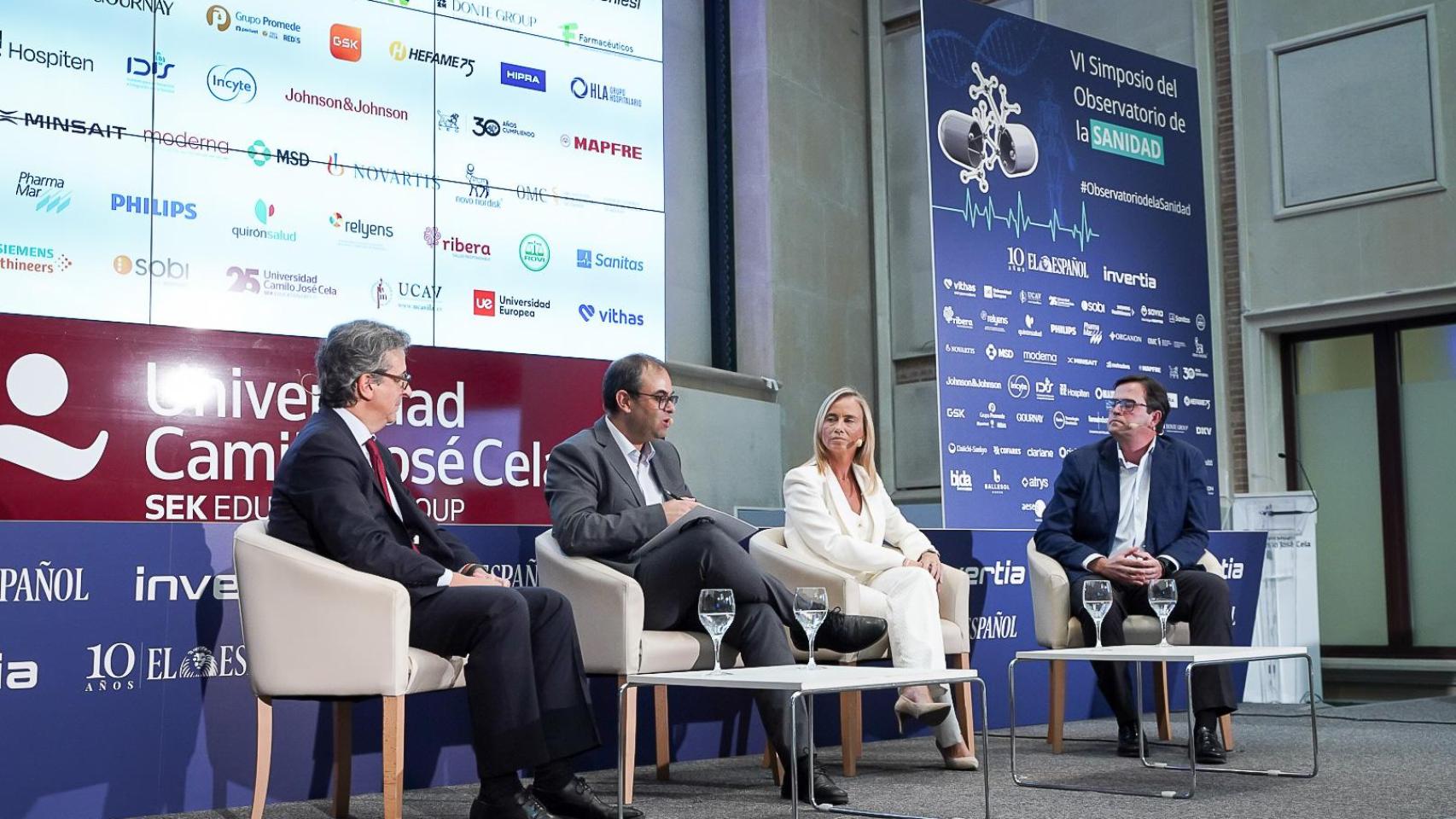 De izquierda a derecha: Unai García Ariz, director de Tecnología de Cofares; Alfonso Muñoz, redactor de EL ESPAÑOL-Invertia; Isabel Santos García, directora corporativa de Marketing de Hefame y Francisco Vega Lucero, gerente de Transformación Digital de Bidafarma.