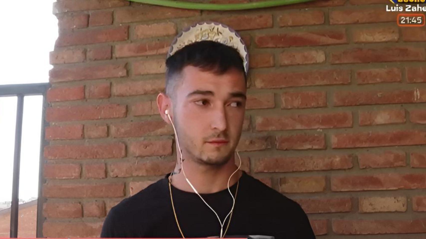 El joven está desesperado.