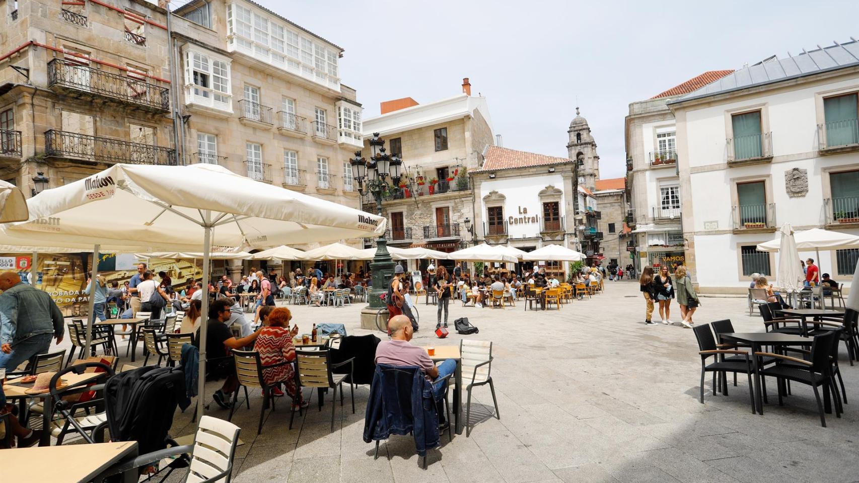 Varias personas en una terraza de Vigo en una foto de archivo