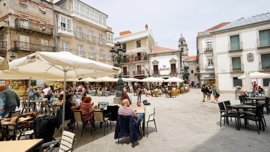 Varias personas en una terraza de Vigo en una foto de archivo