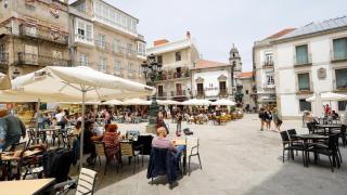 Varias personas en una terraza de Vigo en una foto de archivo