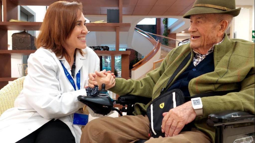 Reyes López Casas junto a un residente.