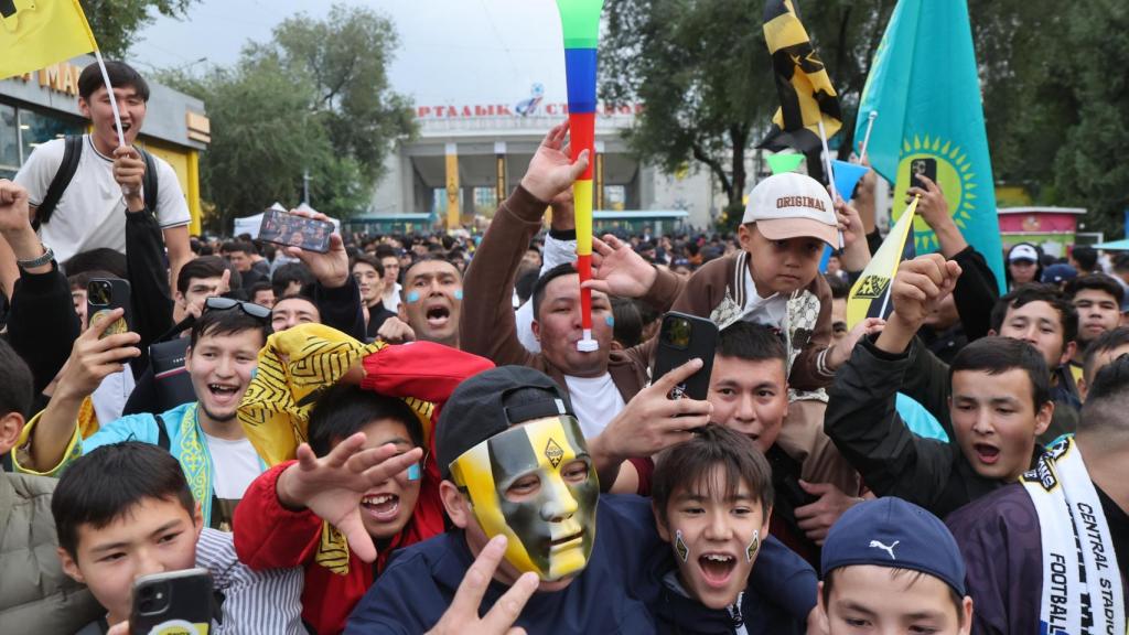 Aficionados en la previa del Kairat - Real Madrid.