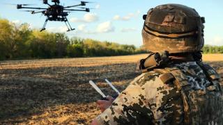 Soldado ucraniano manejando un dron