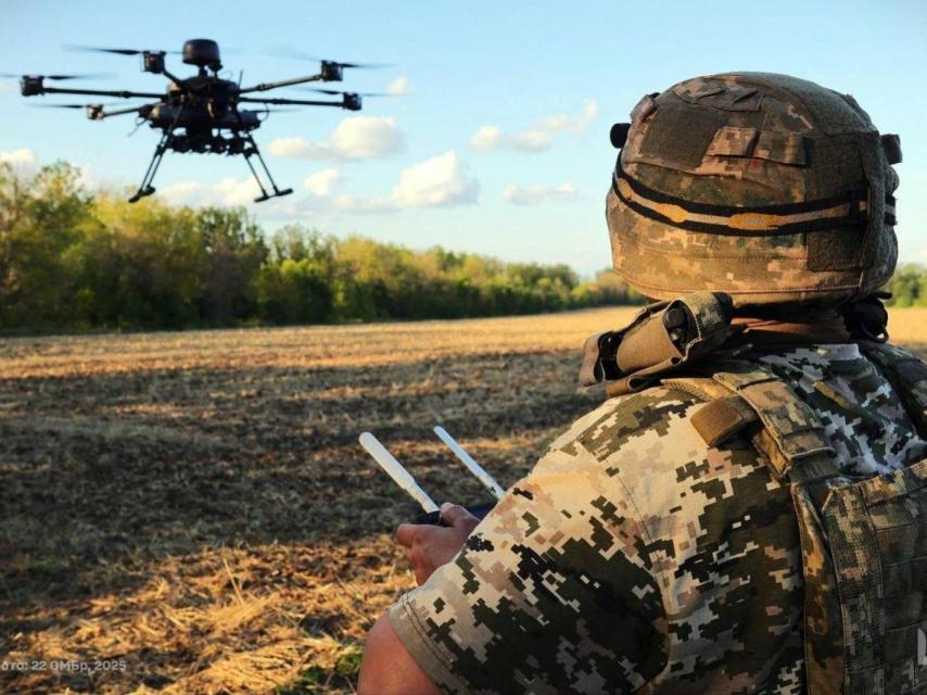 Soldado ucraniano manejando un dron.
