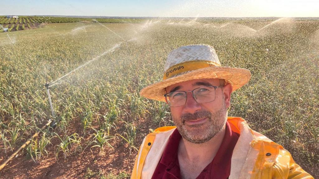 Jesús Gallego en su explotación agrícola en Mota del Cuervo (Cuenca).