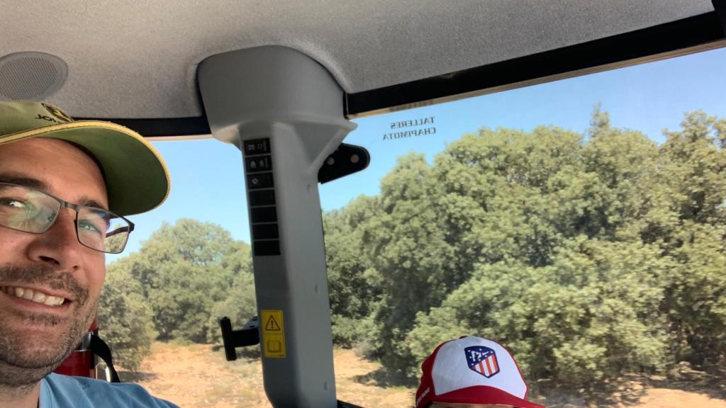 Jesús subido en un tractor.