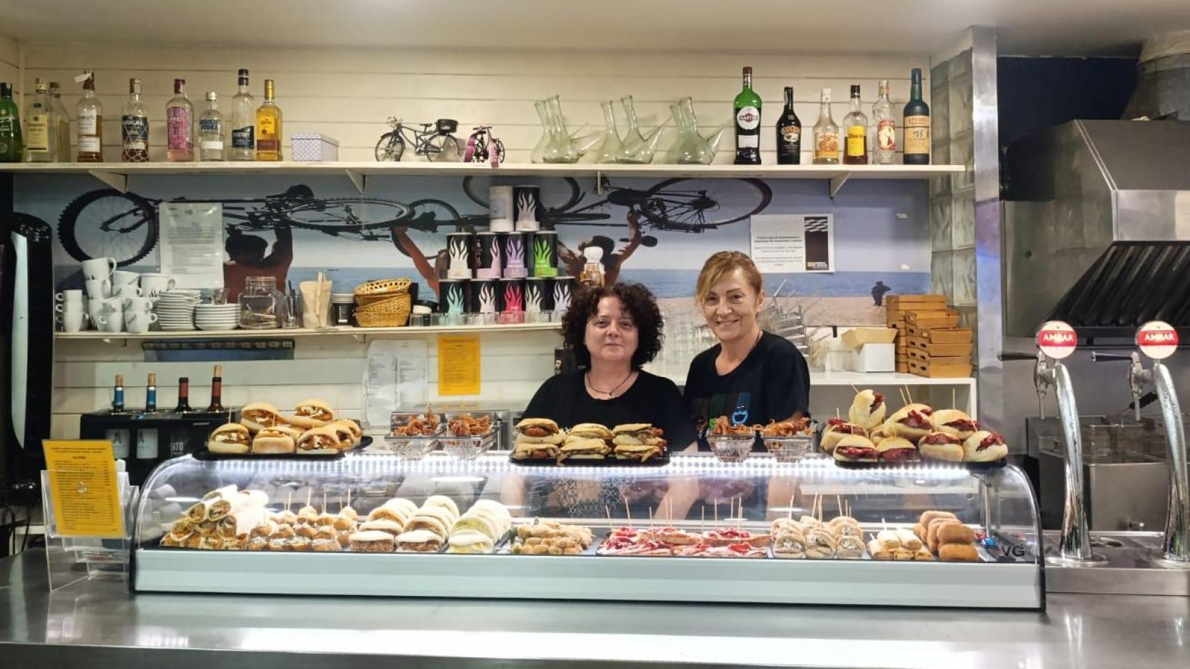 Mercedes y Piluca en el bar.