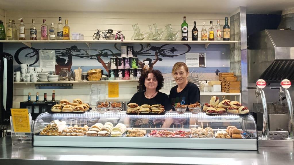 Mercedes y Piluca en el bar.