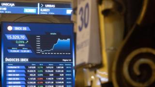 Vista del Palacio de la Bolsa de Madrid en el que se ve el calendario y la cotización del Ibex 35.