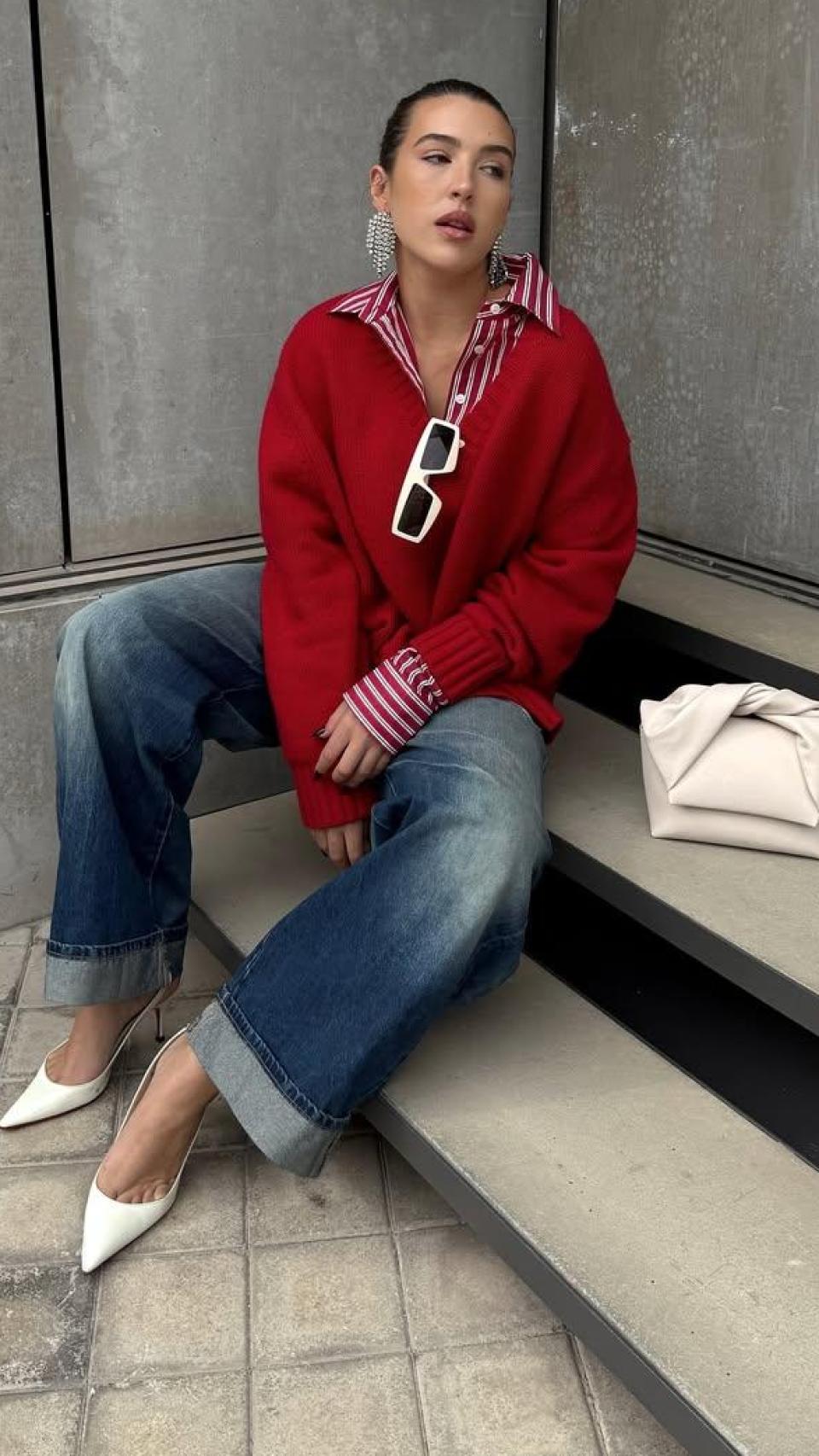 Alba Díaz con jersey y camisa de Zara.