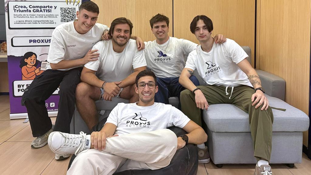 De arriba a abajo y de izquierda a derecha, Álex de Mateo, Javi de Diego, Martin Veselinov, Álex Paniagua y Dani García.