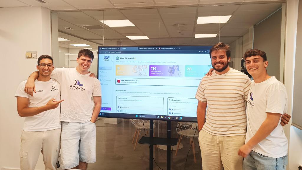 Los fundadores, enseñando su proyecto de Proxus a este diario.