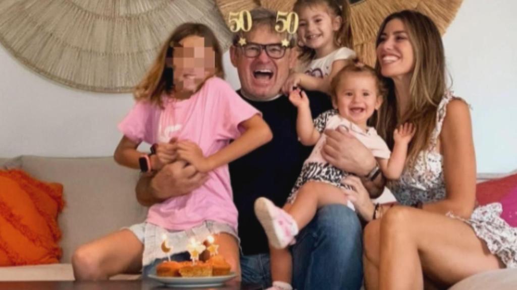 Miki Nadal con su familia celebrando su 58 cumpleaños