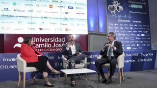 María García Robledo, responsable de Desarrollo de Negocio de Siemens Healthineers; Eduardo Ortega Socorro, redactor jefe de EL ESPAÑOL-Invertia; y Juan Antonio Gutiérrez Lemos, director de Desarrollo de Negocio del Grupo HLA durante la segunda jornada del VI Simposio del Observatorio de la Sanidad, organizado por EL ESPAÑOL e Invertia.