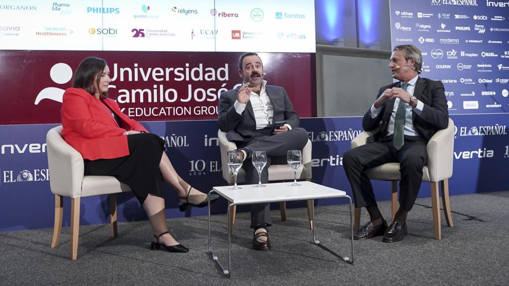 María García Robledo, responsable de Desarrollo de Negocio de Siemens Healthineers; Eduardo Ortega Socorro, redactor jefe de EL ESPAÑOL-Invertia; y Juan Antonio Gutiérrez Lemos, director de Desarrollo de Negocio del Grupo HLA durante la segunda jornada del VI Simposio del Observatorio de la Sanidad, organizado por EL ESPAÑOL e Invertia.