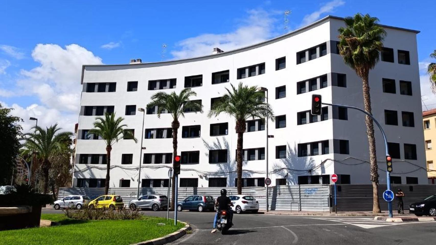 Edificios rehabilitados en el barrio Miguel Hernández de Alicante.