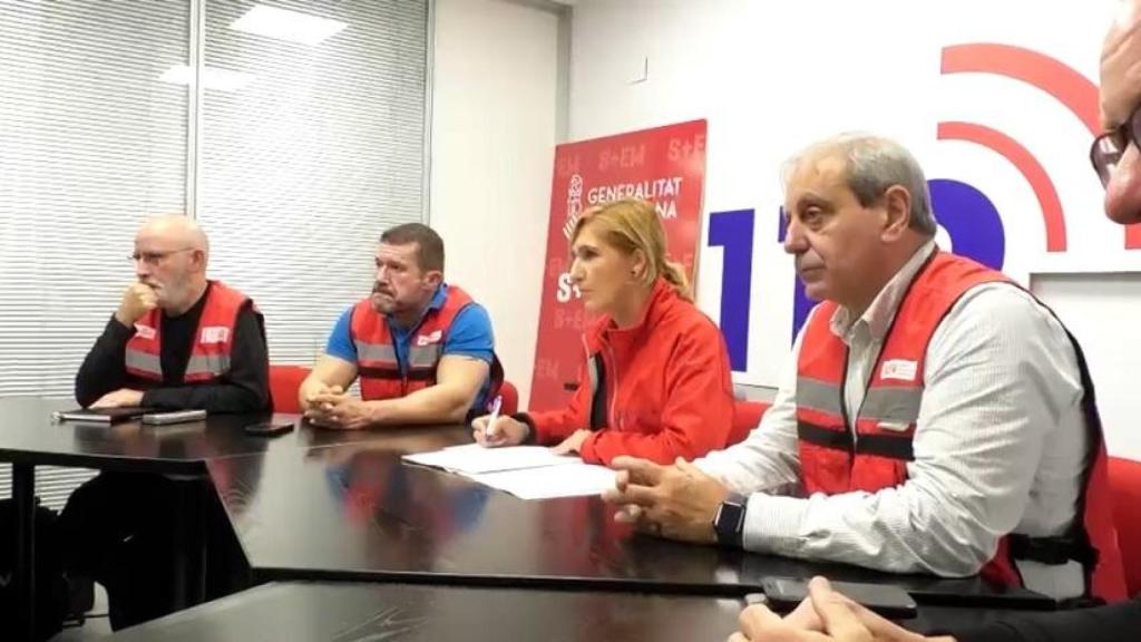 Jorge Suárez, al fondo, junto a Emilio Argüeso y Salomé Pradas en el Cecopi dle 29 de octubre. EE