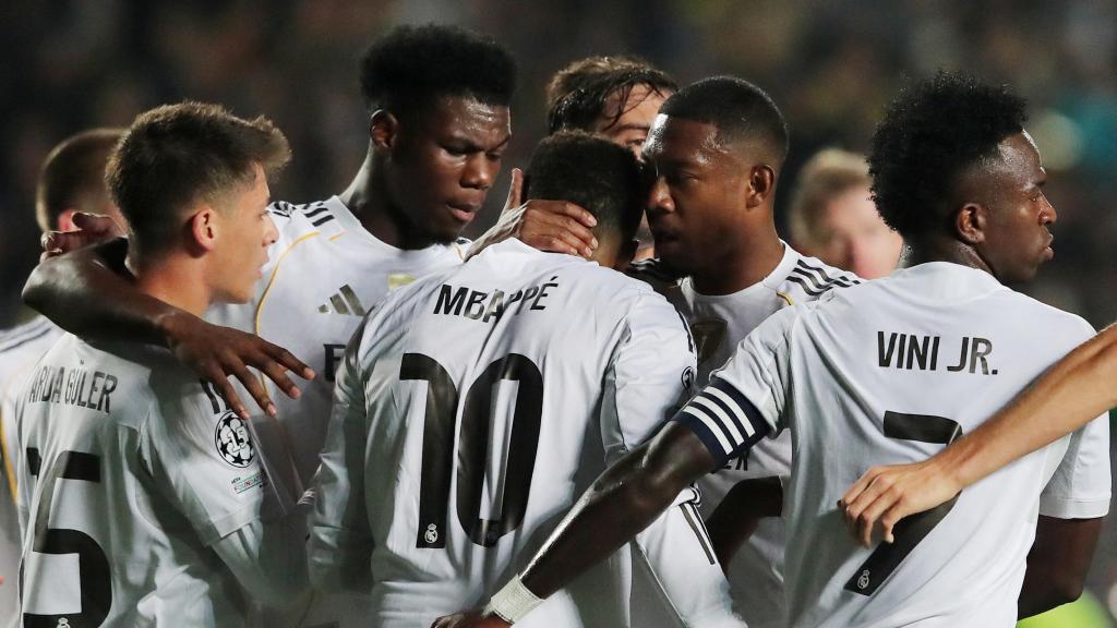Los jugadores del Real Madrid celebran el gol de Mbappé contra el Kairat.