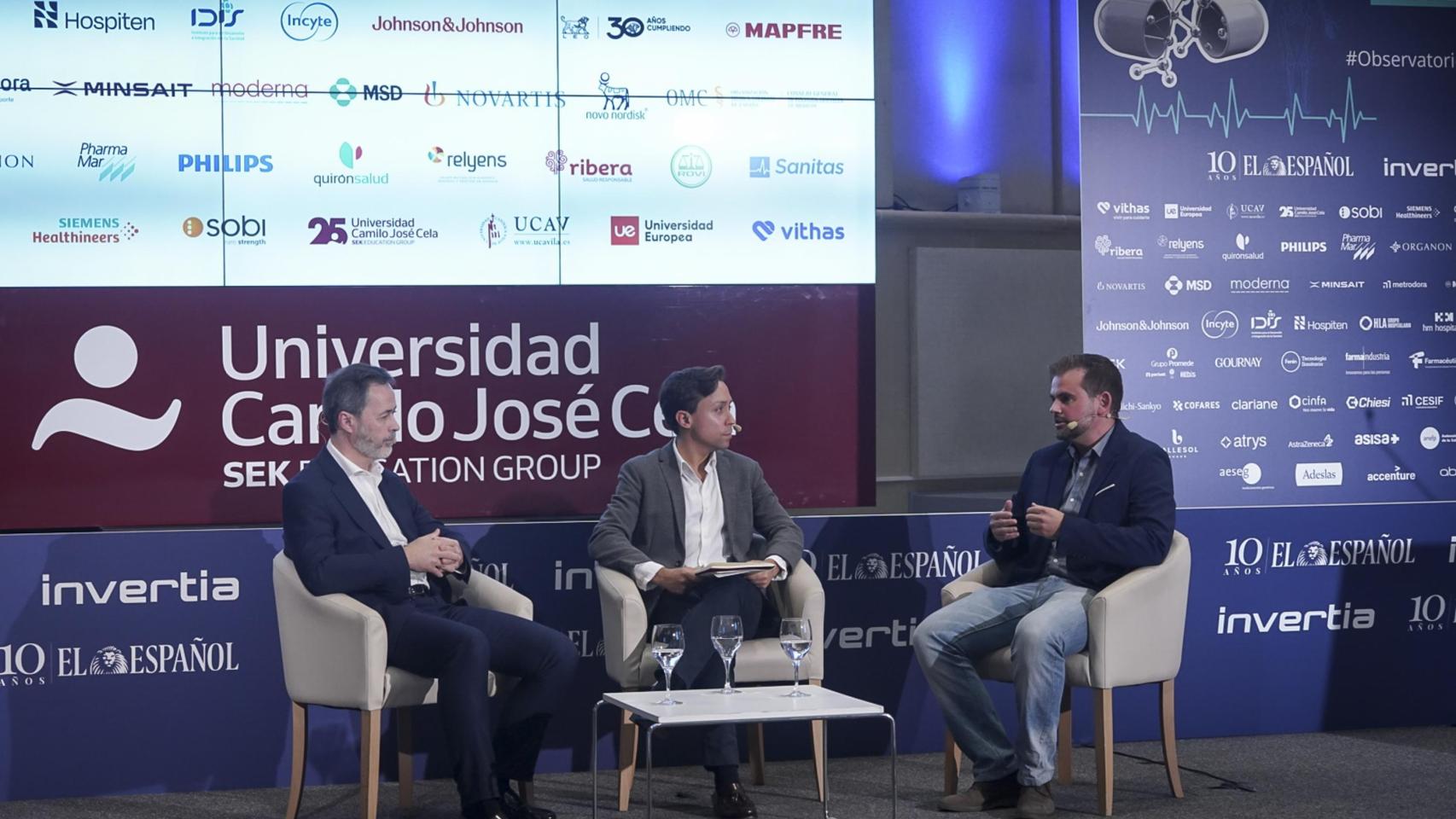 A la izquierda, Enrique Gómez, responsable de la Unidad de Eccemas del Hospital Ramón y Cajal; en el centro, Juan Rodríguez de Rivera, redactor de EL ESPAÑOL; y Jaime Llaneza, presdiente de la Asociación de Afectados por la Dermatitis Atópica.