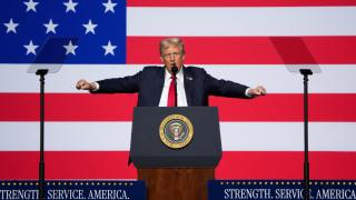 Trump y Hegseth reúnen a la cúpula militar de EEUU en una base de Virginia.