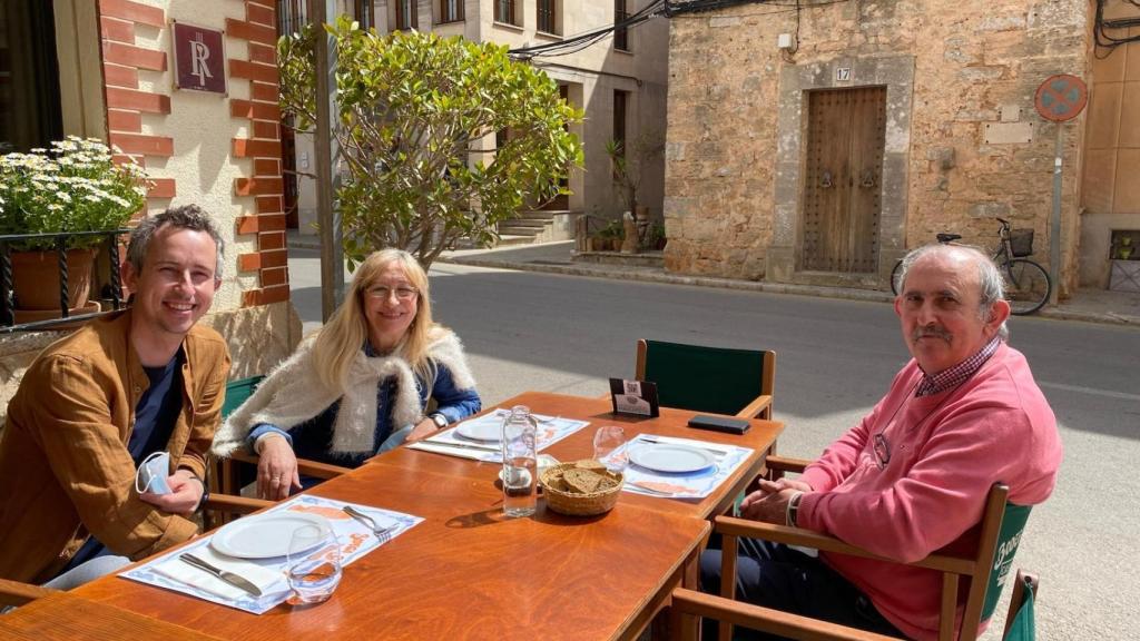 José Antonio, Catalina y José, pasando un día en familia.