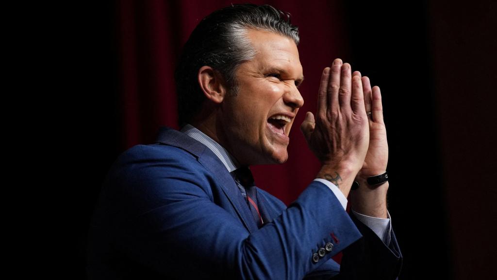 El secretario de Guerra de EE.UU., Pete Hegseth, durante su discurso este martes ante la cúpula castrense en una base de Virginia.