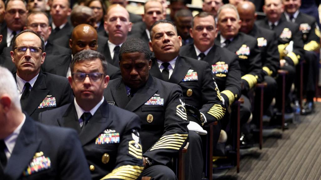 Militares reunidos para escuchar lo que el presidente Trump tiene que decirles.