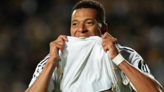 Mbappé muerde su camiseta en el partido ante el Kairat.