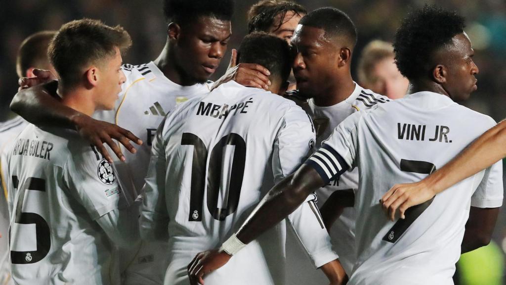 Los jugadores del Real Madrid se abrazan para celebrar un gol ante el Kairat Almaty.
