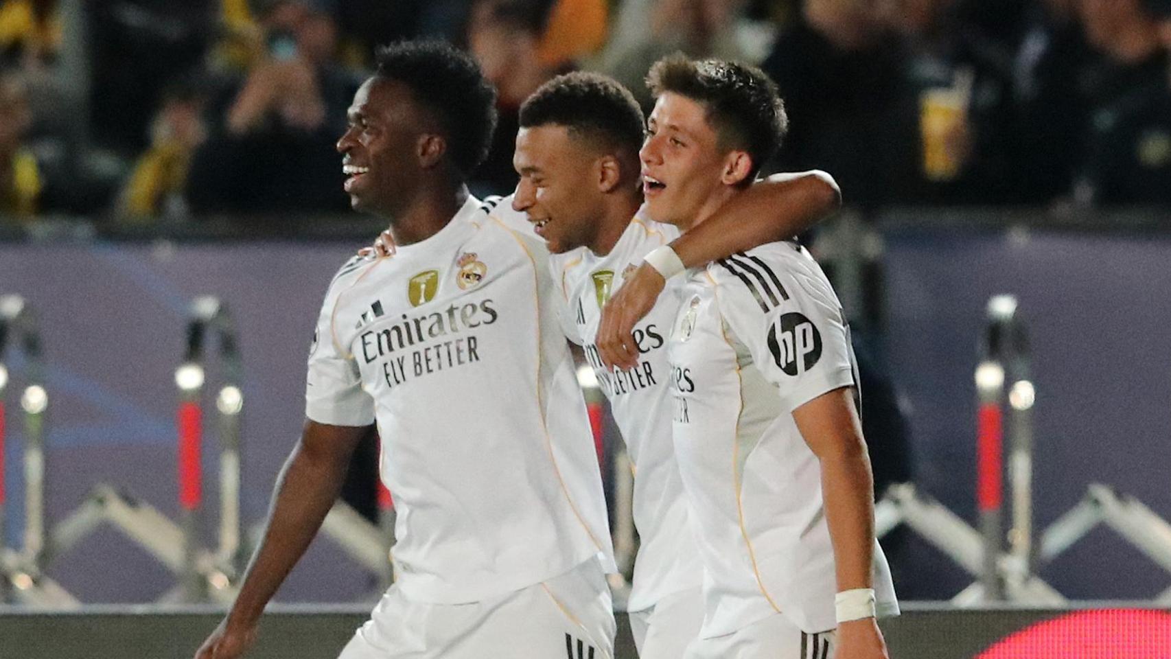 Los jugadores del Real Madrid celebran un gol contra el Kairat.