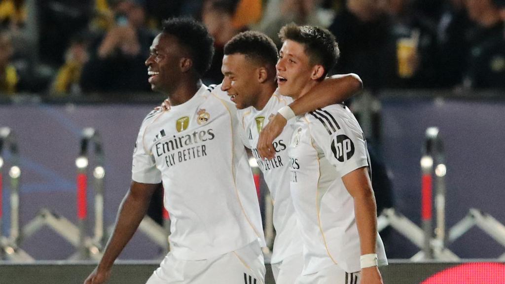 Los jugadores del Real Madrid celebran un gol contra el Kairat.