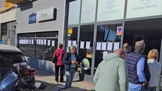 Usuarios damnificados el pasado lunes a las puertas del concesionario