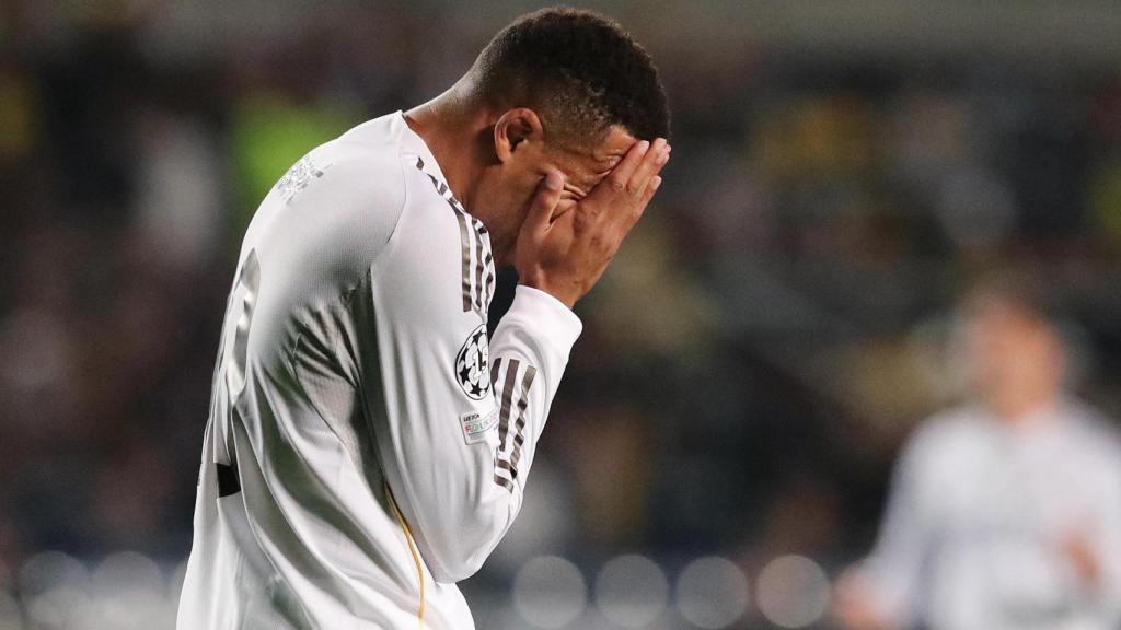 Mbappé se lamenta de una ocasión fallada.