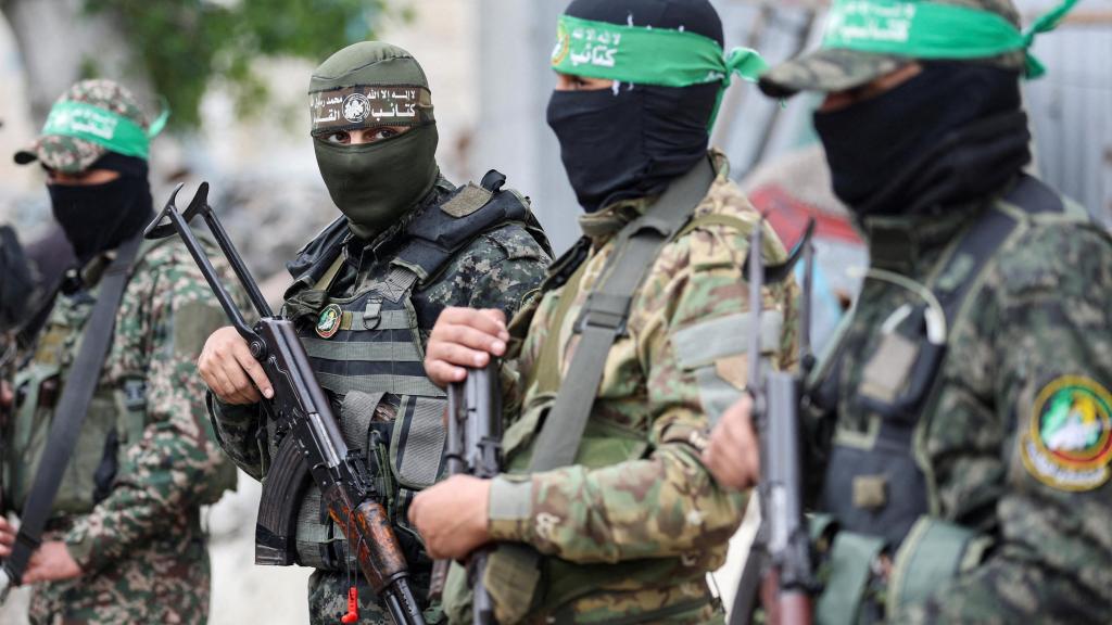 Hombres armados hacen guardia en el funeral de Marwan Issa, un alto comandante militar adjunto de Hamás.