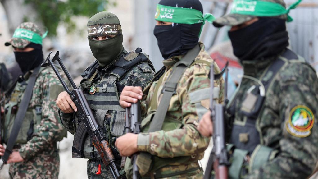 Hombres armados hacen guardia en el funeral de Marwan Issa, un alto comandante militar adjunto de Hamás.