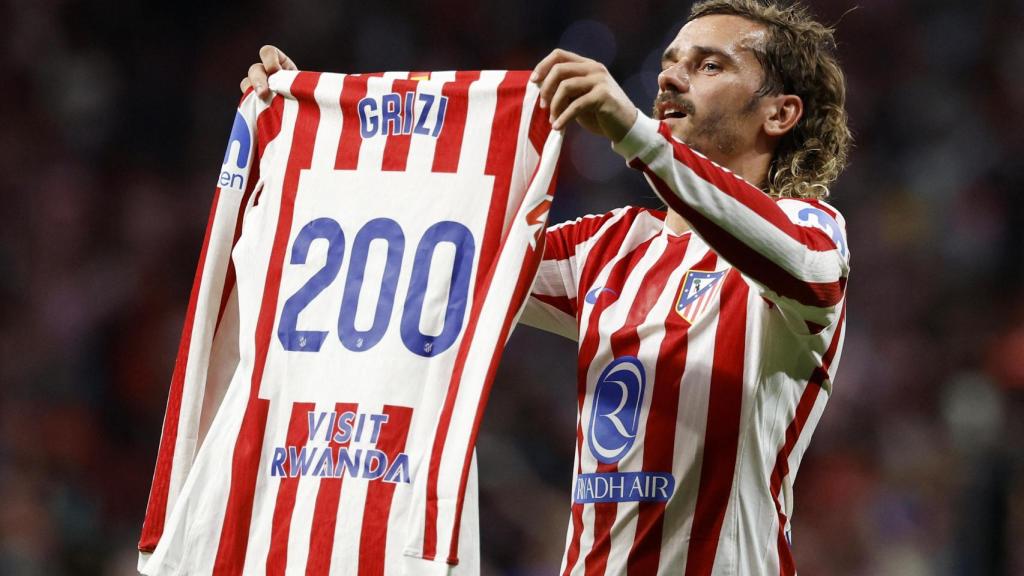 Griezmann enseña su camiseta conmemorativa de los 200 goles con el Atlético.