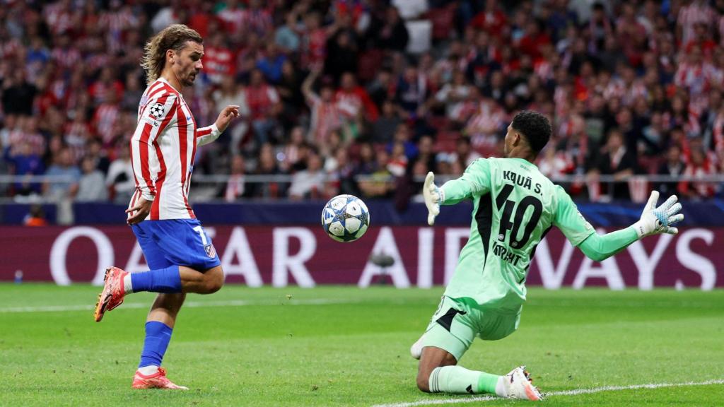 Griezmann, justo antes de que el balón toque en su mano.