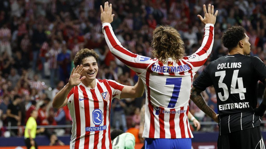 Julián Álvarez y Griezmann celebran un gol contra el Eintracht.