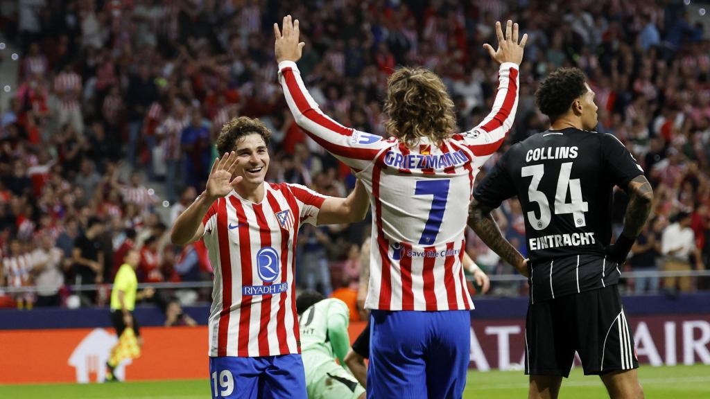 Julián Álvarez y Griezmann celebran un gol contra el Eintracht.