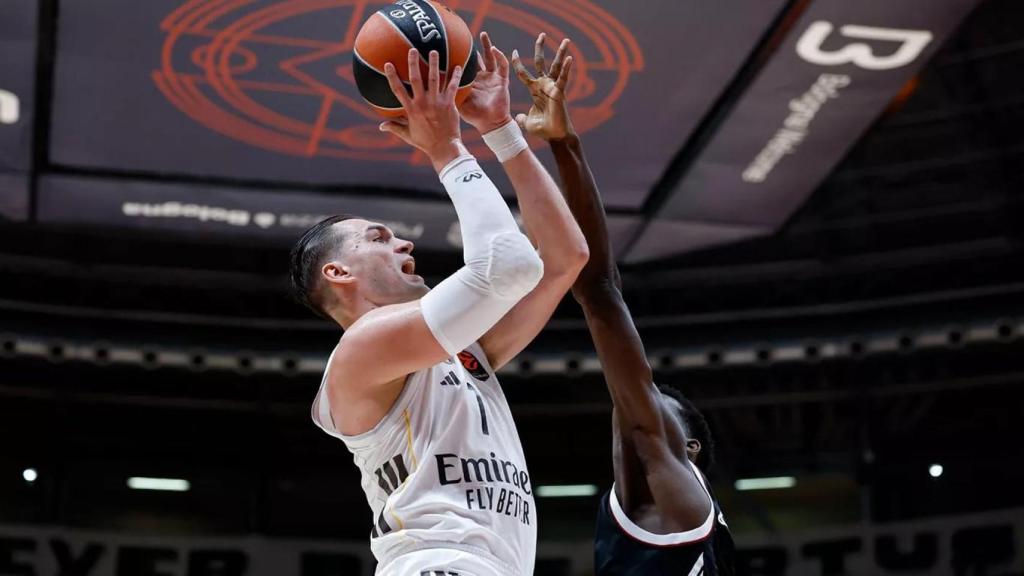 Mario Hezonja trata de anotar en el partido ante la Virtus.