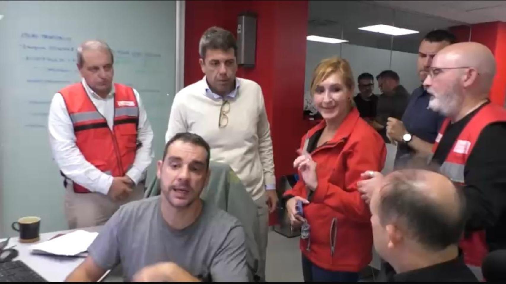 Salomé Pradas, junto a Mazón y otros cargos de Emergencias tras el envío del primer Es-Alert. EE