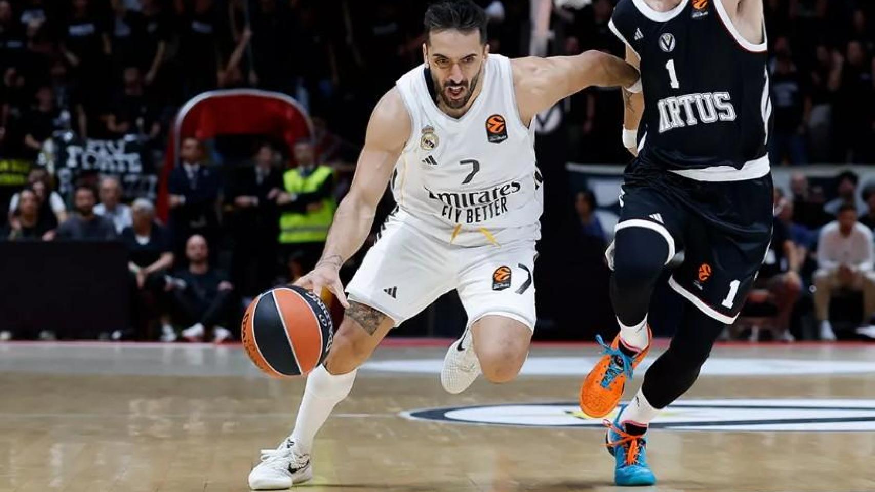 Facundo Campazzo se lleva un balón en el partido ante la Virtus en la Euroliga.