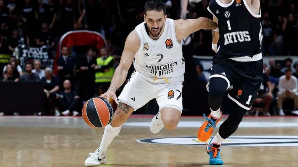 Facundo Campazzo se lleva un balón en el partido ante la Virtus en la Euroliga.